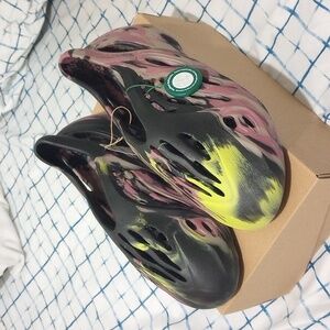 BRAND NEW Yeezy foam runners MX carbon size 9